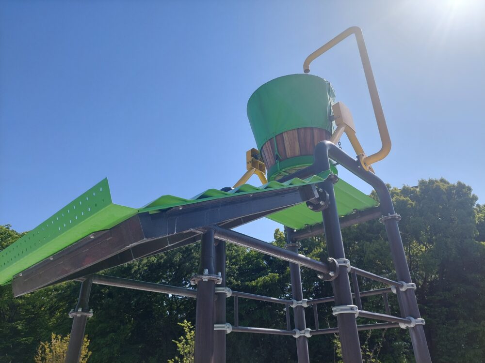 大和田水辺の丘公園・水の丘の『石の山』にある水遊び用バケツ