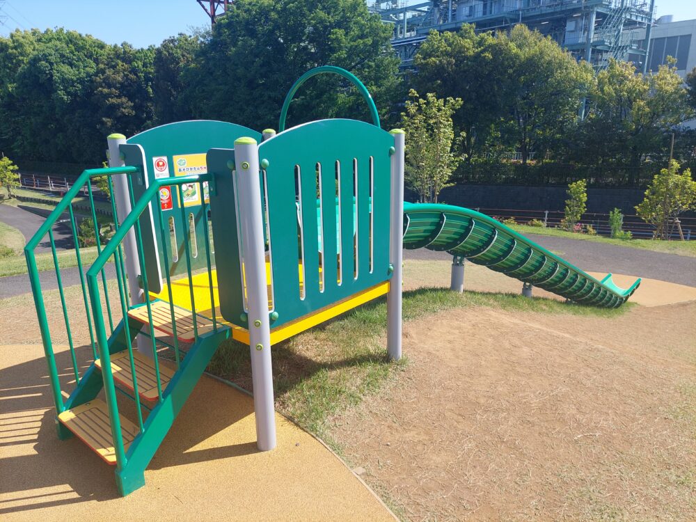 大和田水辺の丘公園の夕日の丘にあるスライダー(すべり台)
