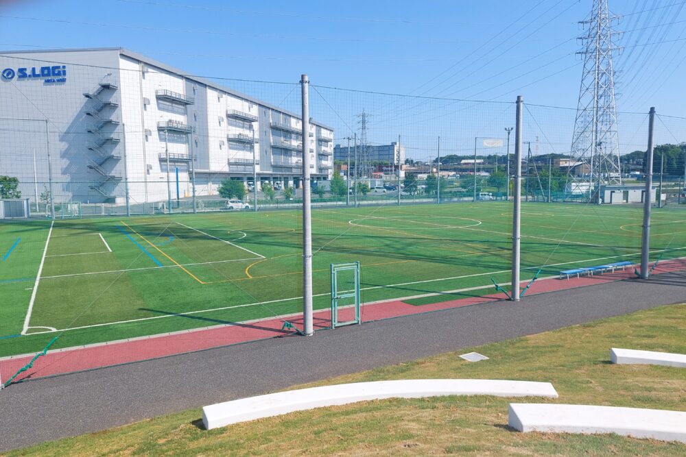 大和田水辺の丘公園の朝日の丘から見たサッカー場STECフィールド大和田(大和田運動場)