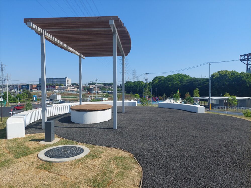 大和田水辺の丘公園の眺望の丘のベンチ