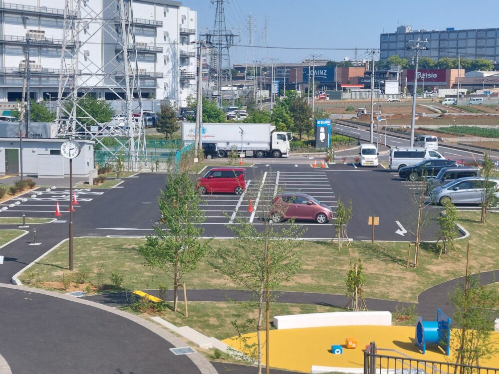 大和田水辺の丘公園の眺望の丘から見た駐車場