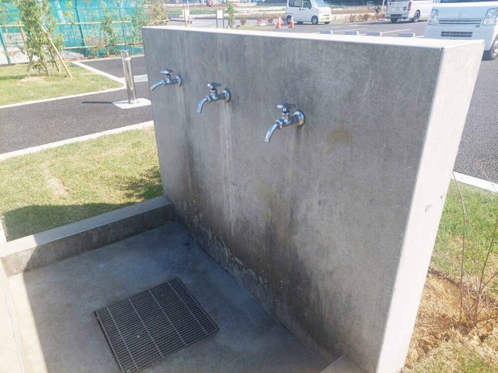 大和田水辺の丘公園の駐車場にある水場