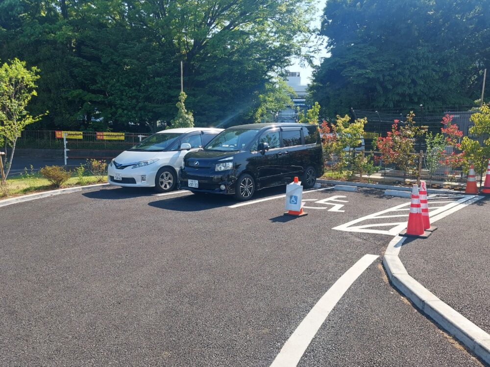 大和田水辺の丘公園の水の丘前の車寄せにある駐車場
