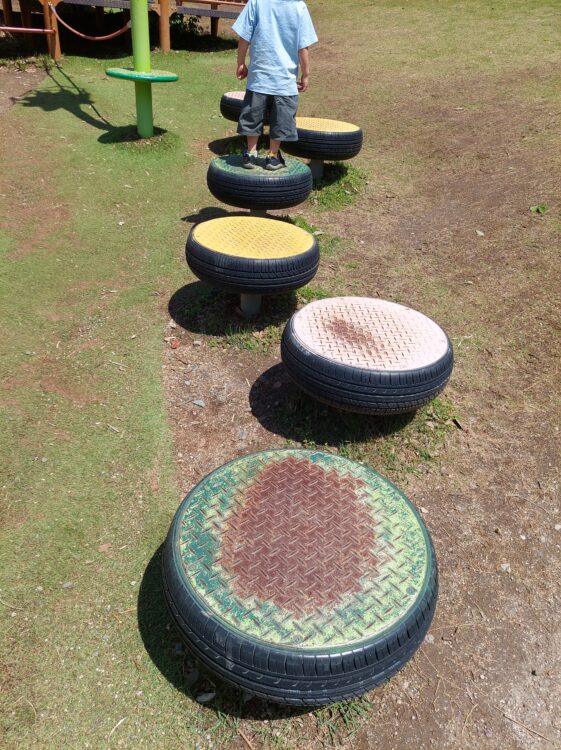 東松山ぼたん園の大型複合遊具で遊ぶ子供たち