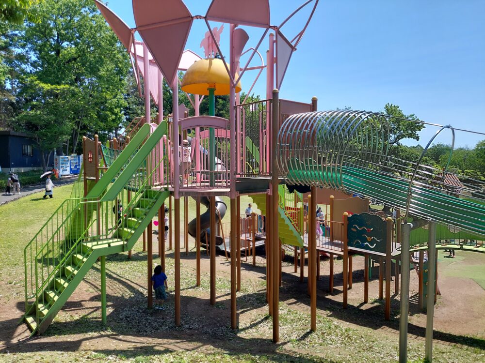 東松山ぼたん園の大型複合遊具の裏側