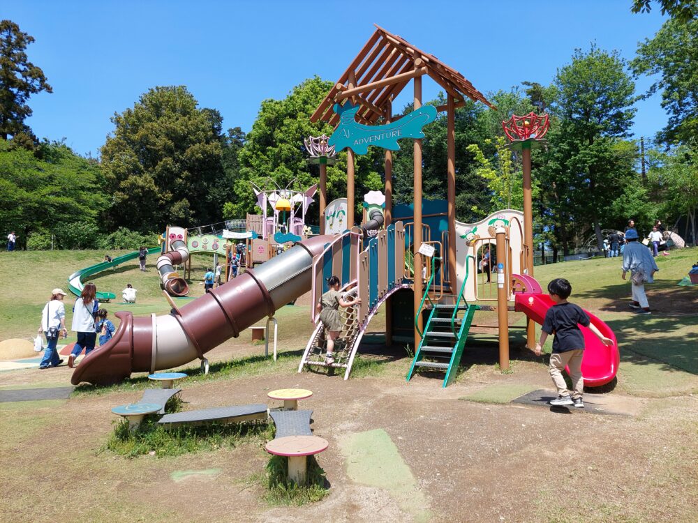 東松山ぼたん園の複合遊具で遊ぶ子供たち