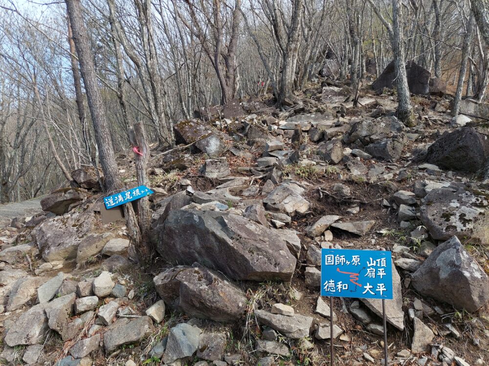 乾徳山の登山道と登山標識