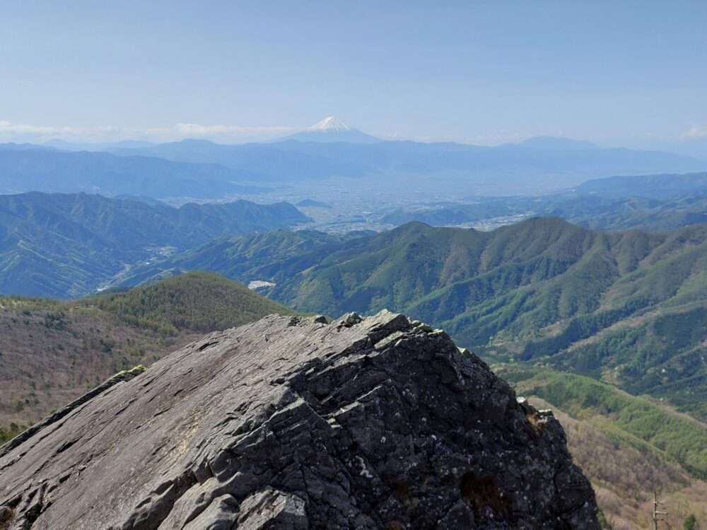 乾徳山の岩場から見る富士山