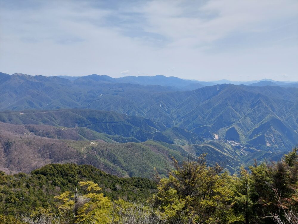乾徳山の山頂から見る奥秩父の山々