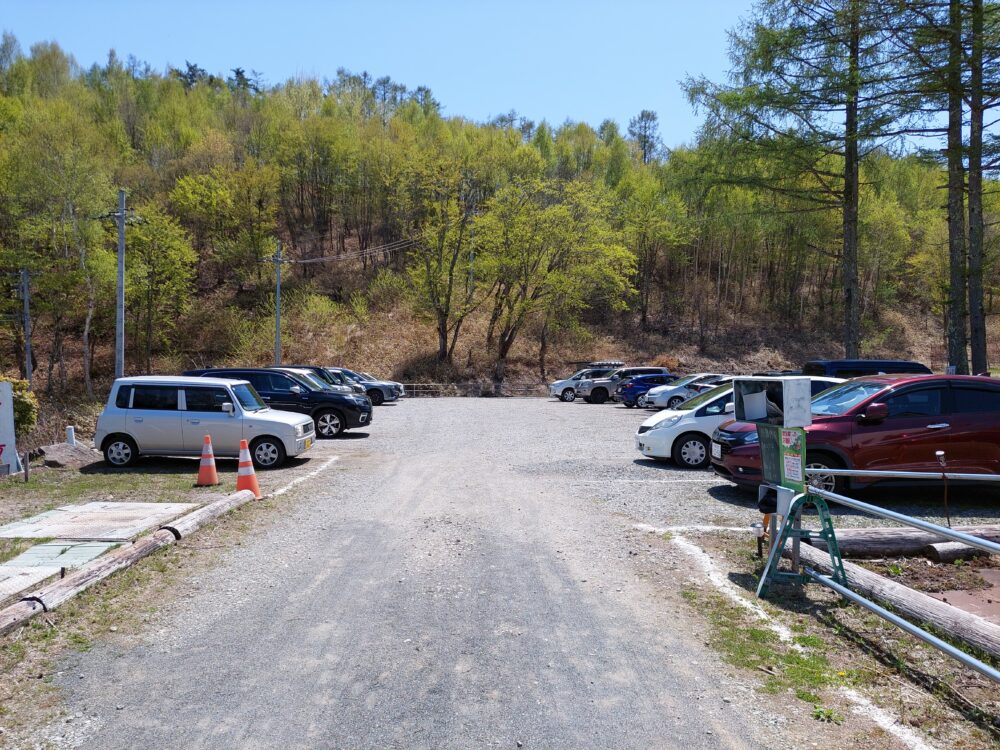 乾徳山の大平牧場駐車場