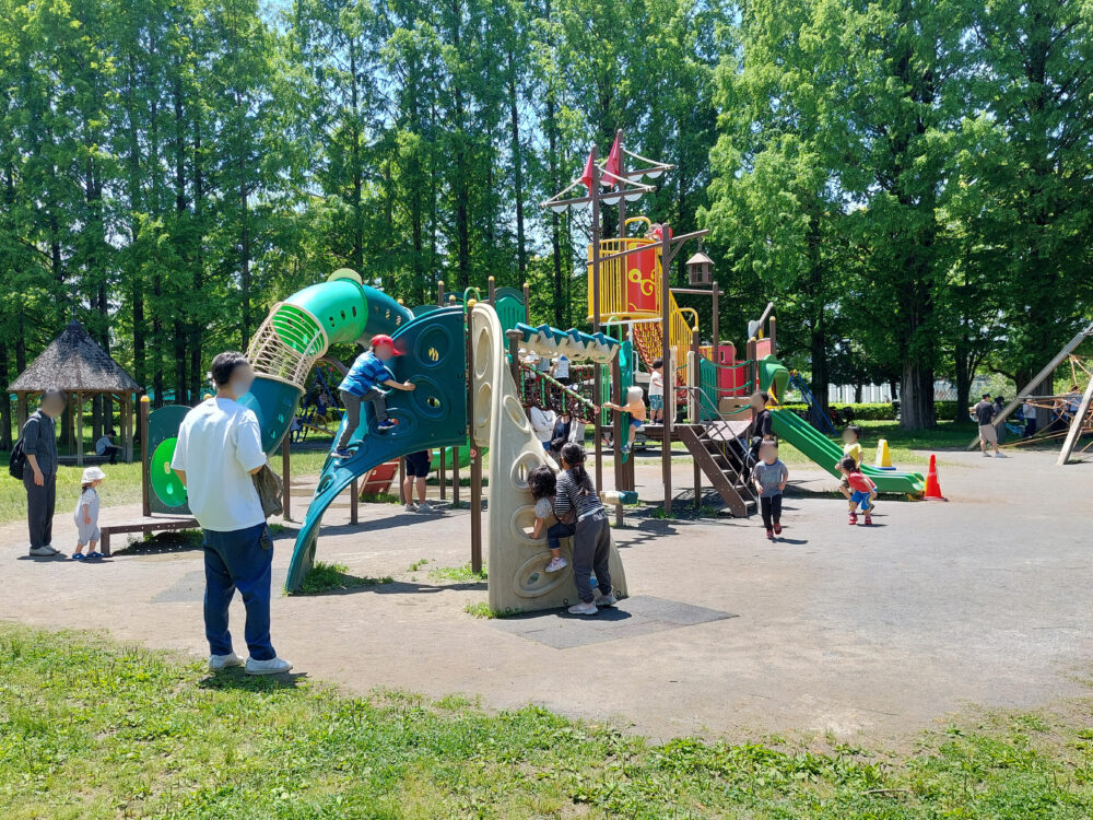 三橋総合公園・トリム広場の船型複合遊具で遊ぶ子供たち