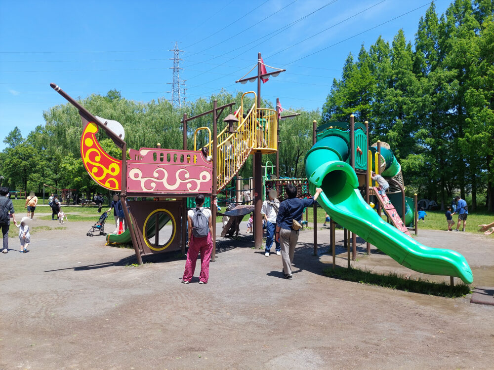 三橋総合公園・トリム広場の船型複合遊具で遊ぶ子供たち