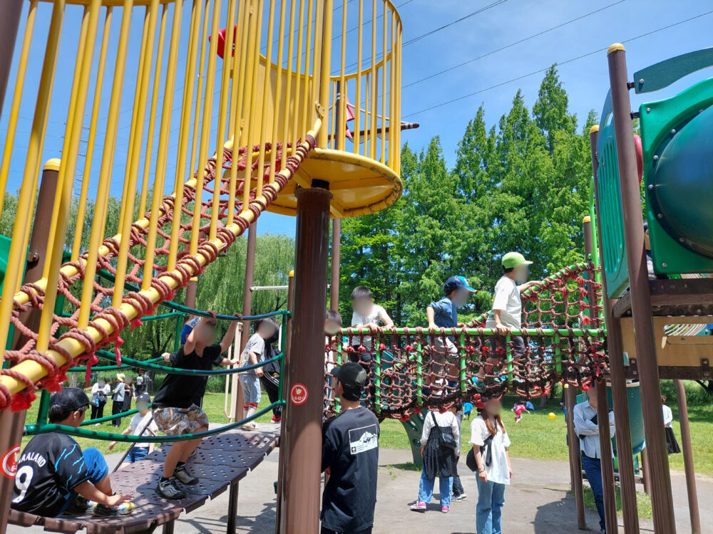 三橋総合公園・トリム広場の船型複合遊具で遊ぶ子供たち