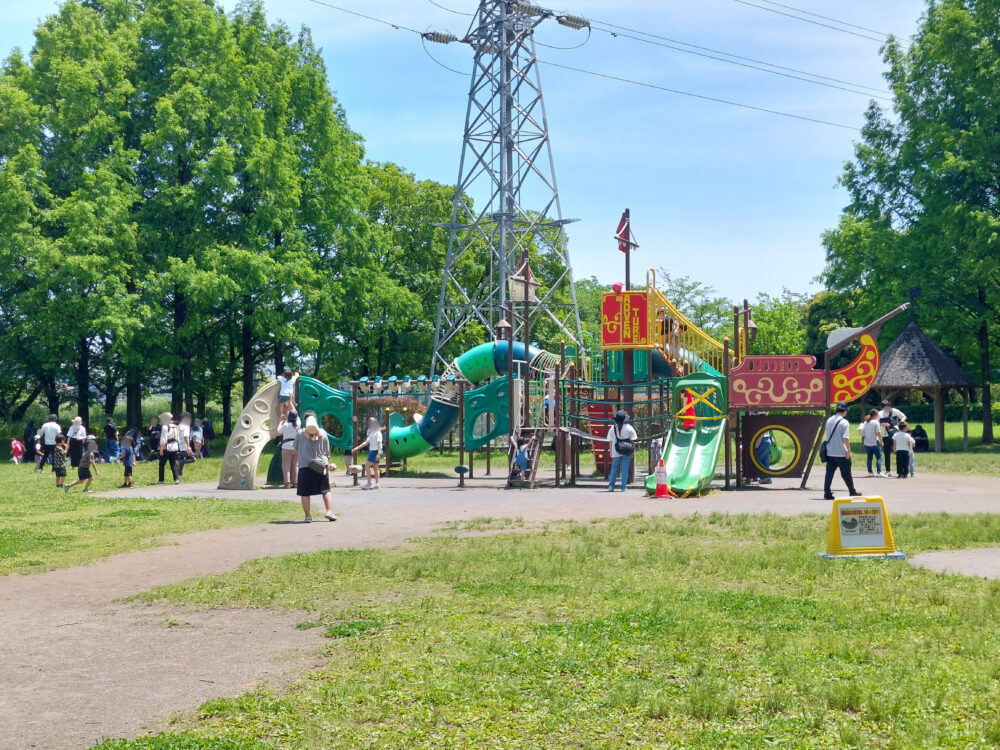 三橋総合公園・トリム広場の船型複合遊具で遊ぶ子供たち
