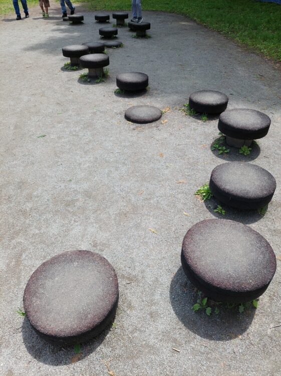 三橋総合公園・トリム広場のステップ渡り