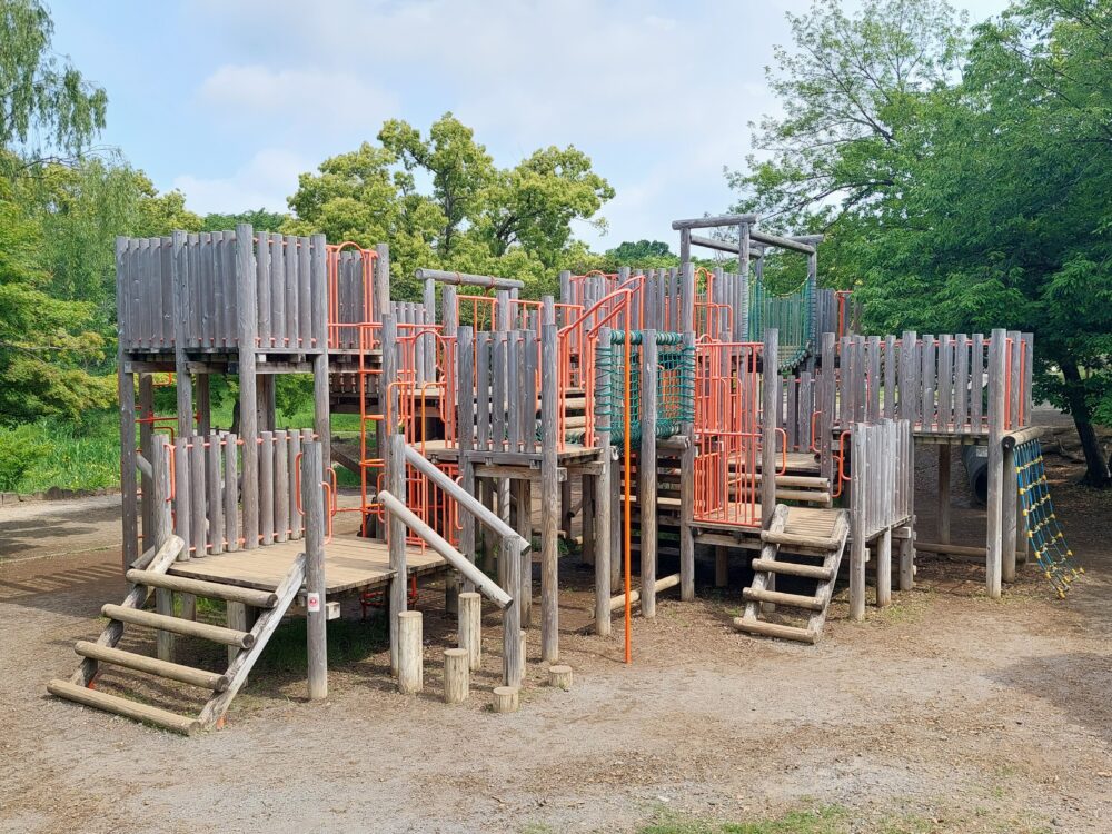 西城沼公園・アスレチック広場にある木製の大型アスレチック遊具