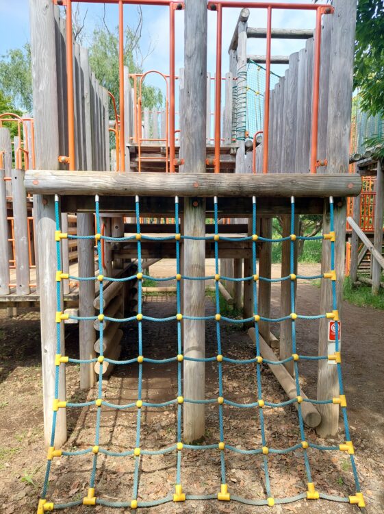 西城沼公園・アスレチック広場にある木製の大型アスレチック遊具