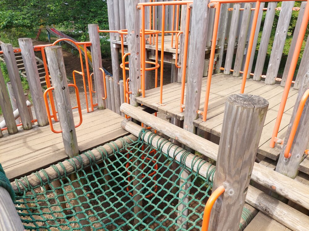 西城沼公園・アスレチック広場にある木製の大型アスレチック遊具