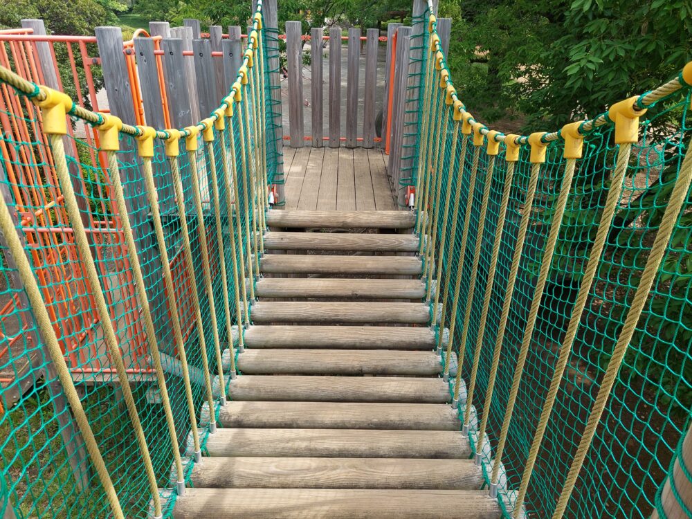 西城沼公園・アスレチック広場にある木製の大型アスレチック遊具