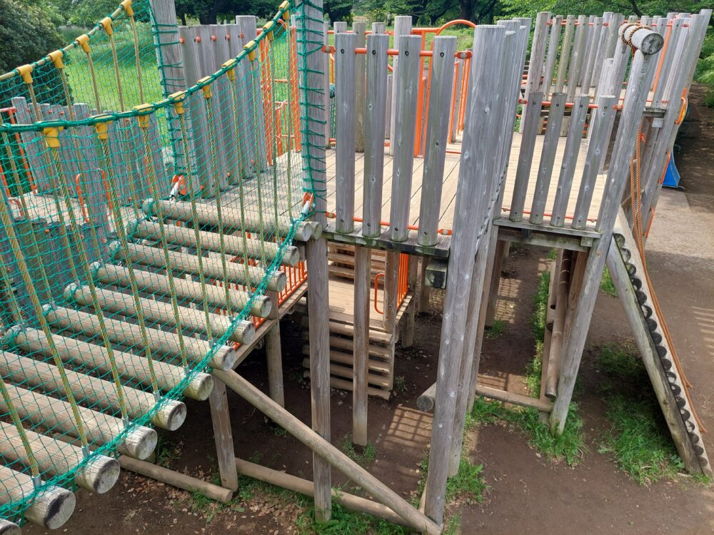 西城沼公園・アスレチック広場にある木製の大型アスレチック遊具