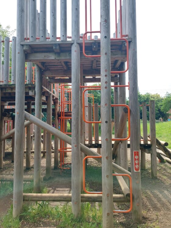 西城沼公園・アスレチック広場にある木製の大型アスレチック遊具