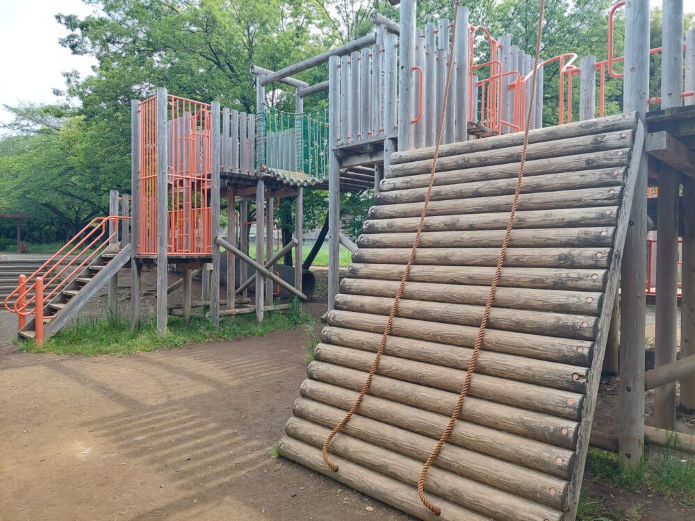 西城沼公園・アスレチック広場にある木製の大型アスレチック遊具
