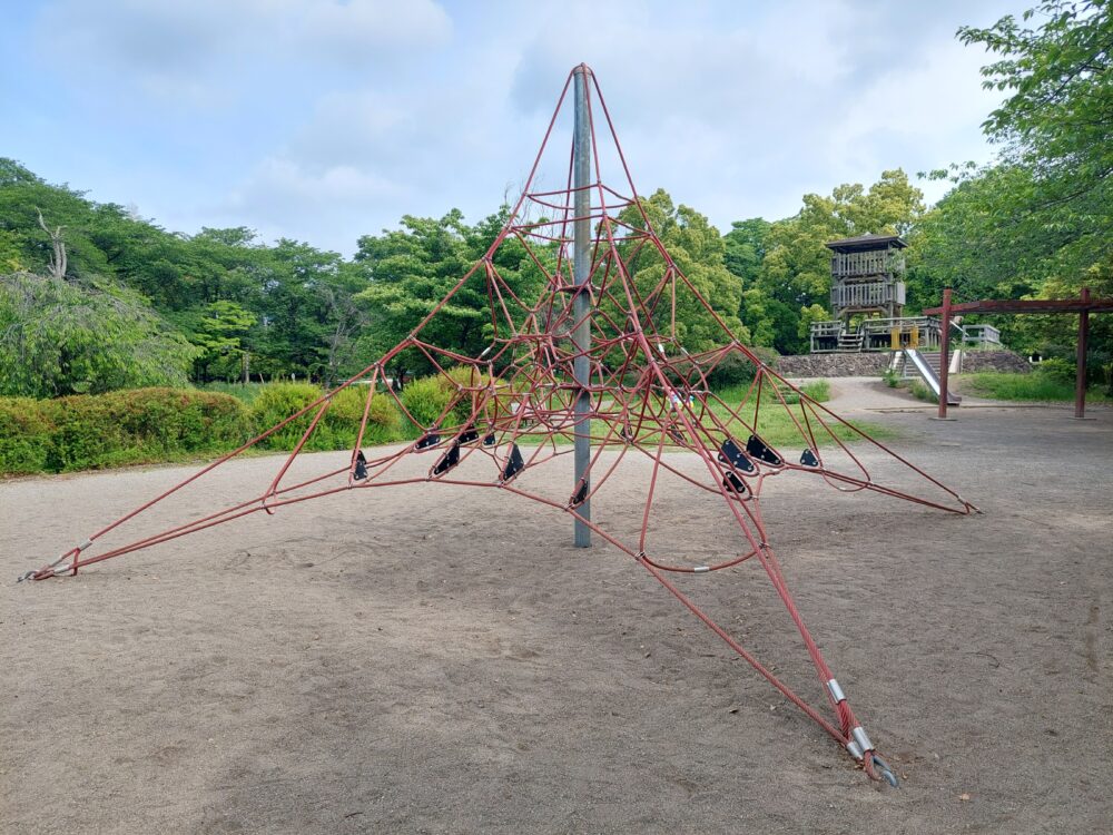 西城沼公園・アスレチック広場にあるザイルクライミング