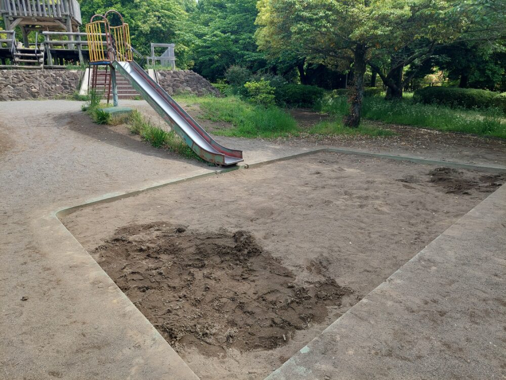 西城沼公園・アスレチック広場にあるすべり台と砂場
