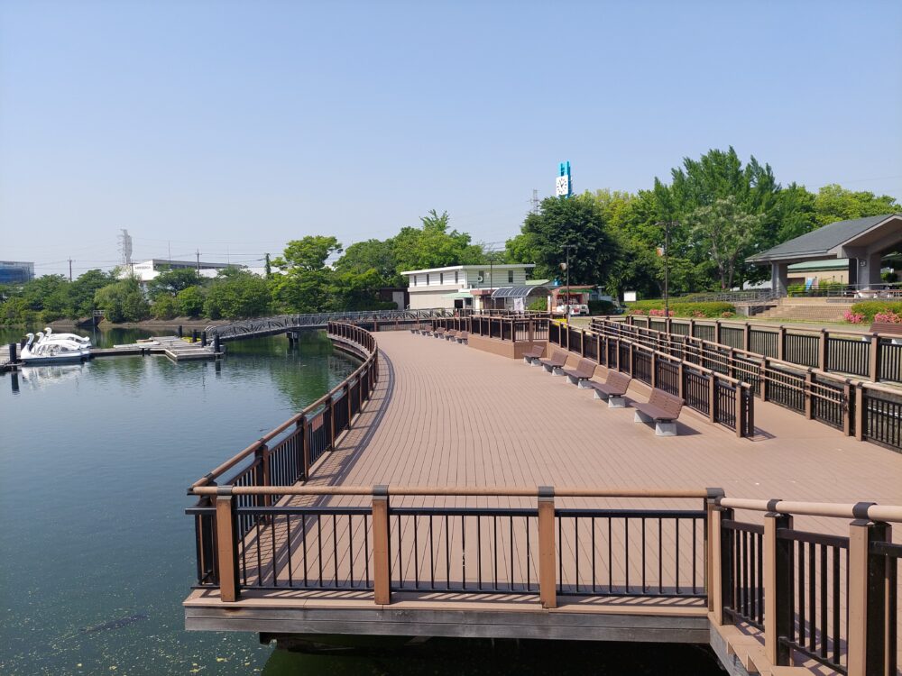 久喜菖蒲公園の湖畔にあるデッキ(テラス)