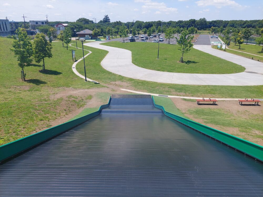 上から見た権現堂2号公園の遊具『ロングカーボンスライダー』