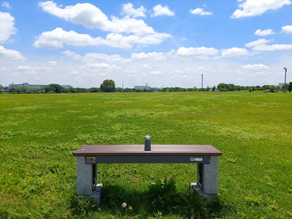 権現堂2号公園・デイキャンプ場の草地広場に設置されているかまどベンチ