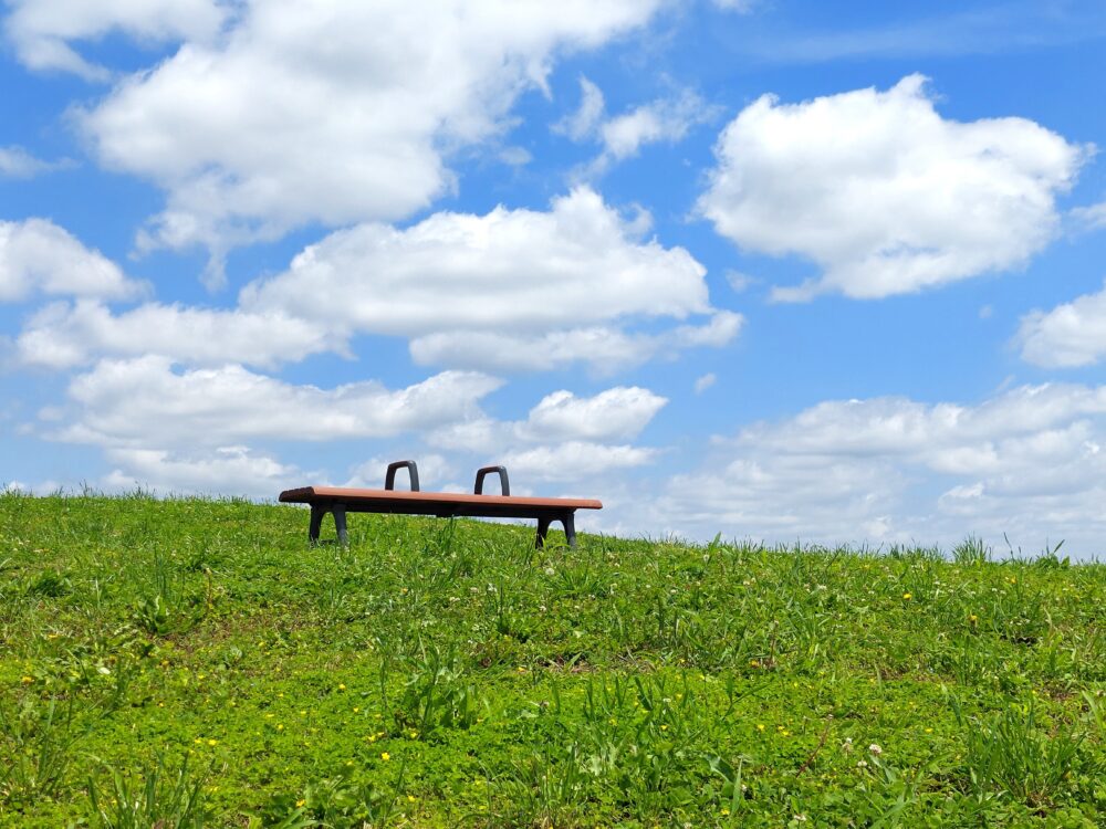 権現堂2号公園の丘の上にあるベンチと青空