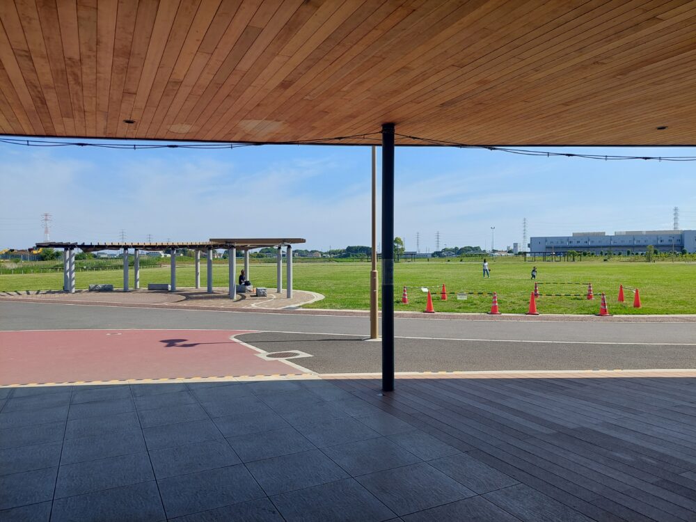 春日部夢の森公園・南園の管理棟から見た芝生広場
