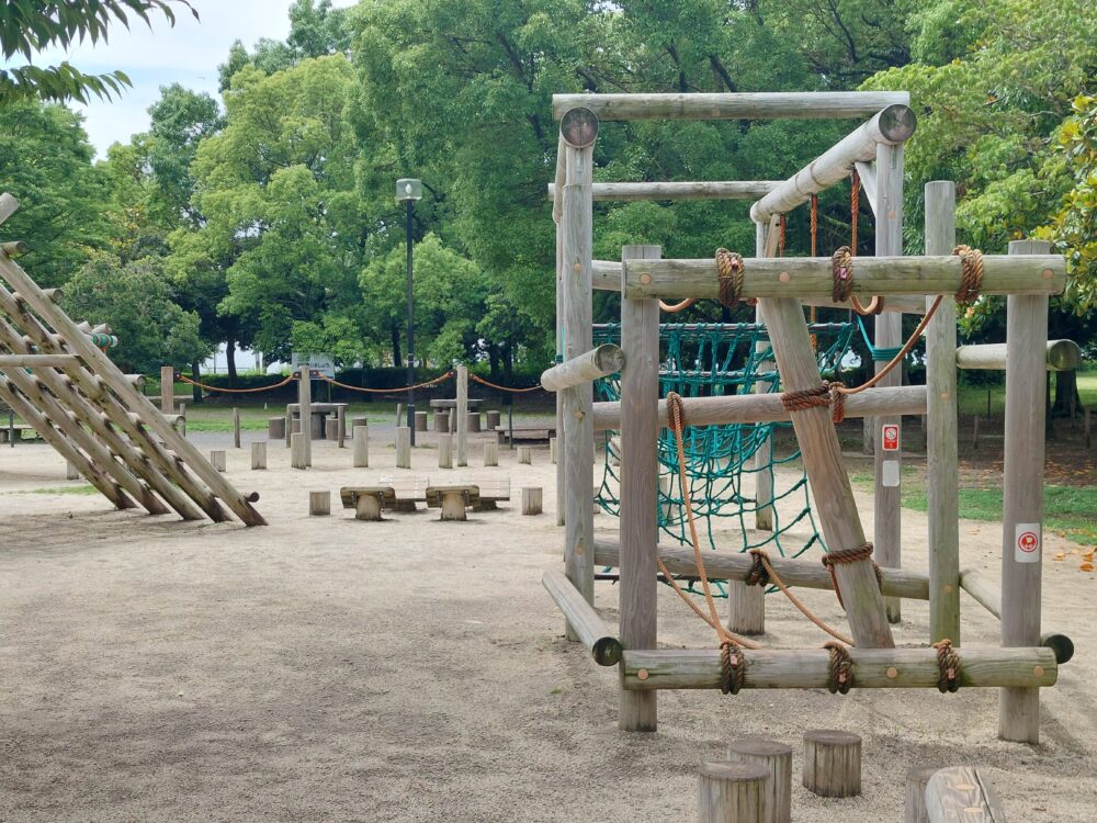 レジデンシャルパークSHOWA(庄和総合公園)の木製フィールドアスレチック遊具