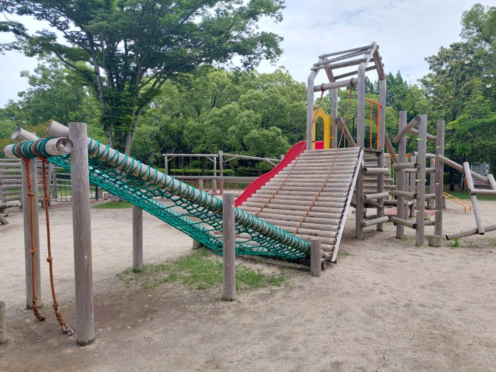 レジデンシャルパークSHOWA(庄和総合公園)の木製フィールドアスレチック遊具