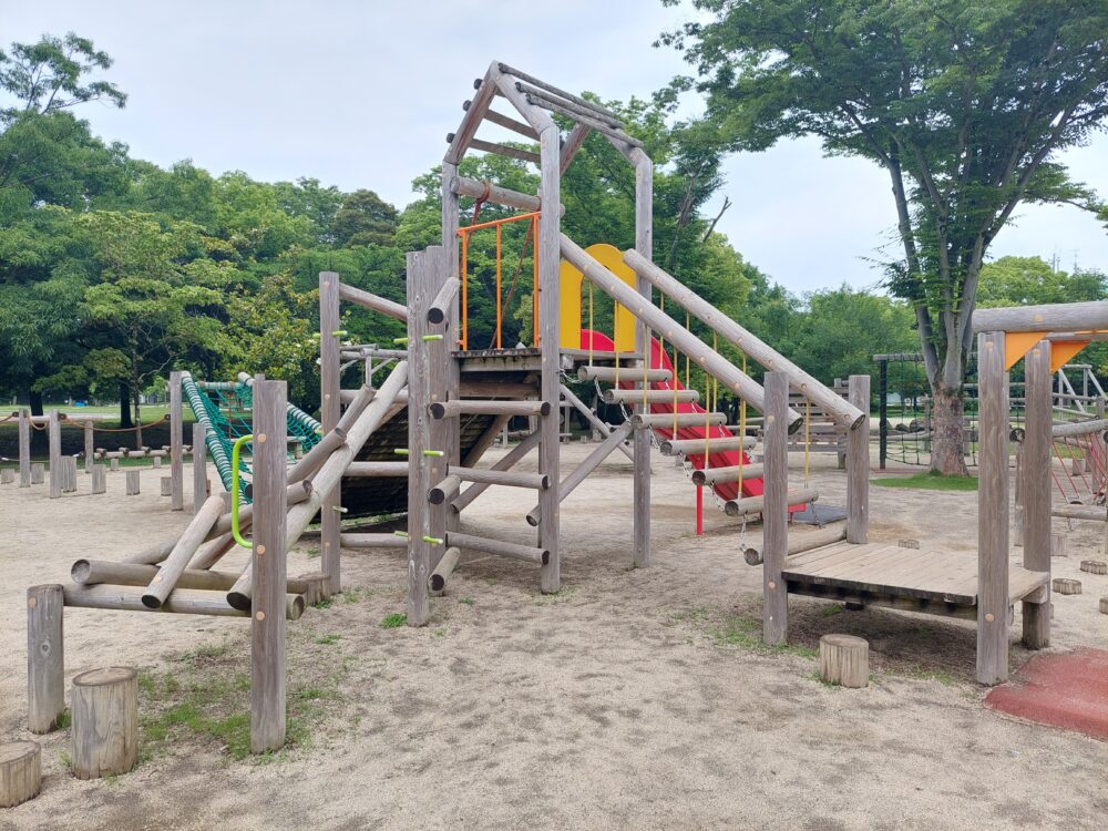 レジデンシャルパークSHOWA(庄和総合公園)の木製フィールドアスレチック遊具