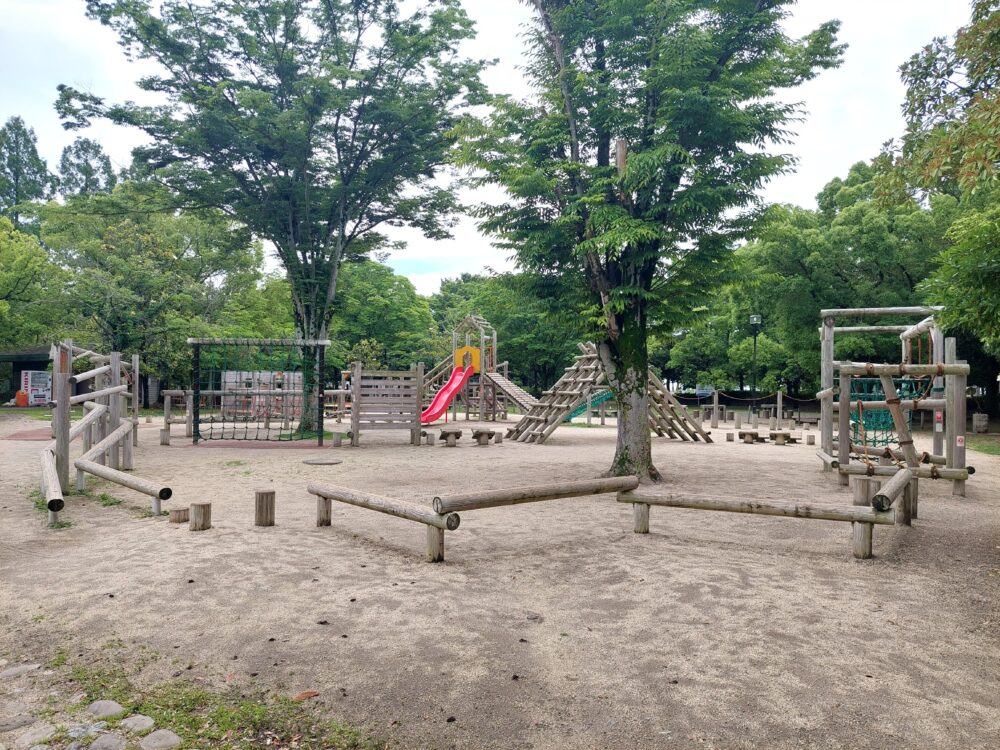 レジデンシャルパークSHOWA(庄和総合公園)の木製フィールドアスレチック遊具