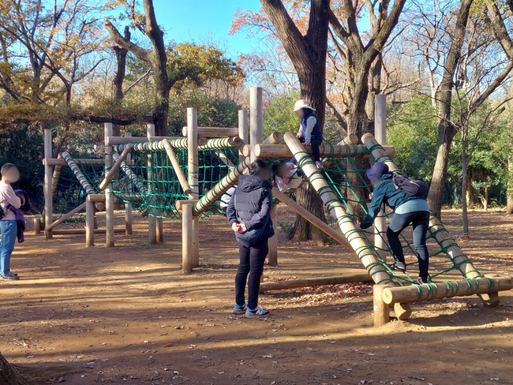 内牧公園のアスレチック遊具で遊ぶ子供たち