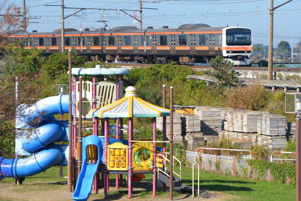 出羽公園の遊具と武蔵野線