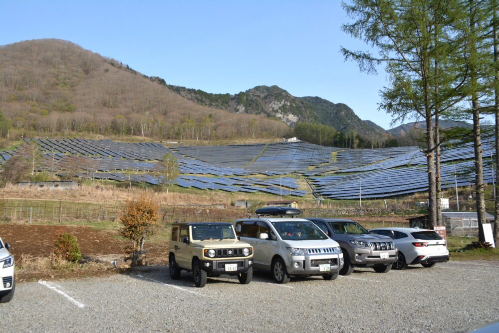 乾徳山・大平牧場駐車場とメガソーラー
