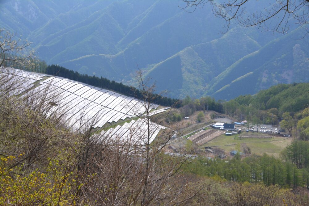 上から見た乾徳山・大平牧場駐車場とメガソーラー