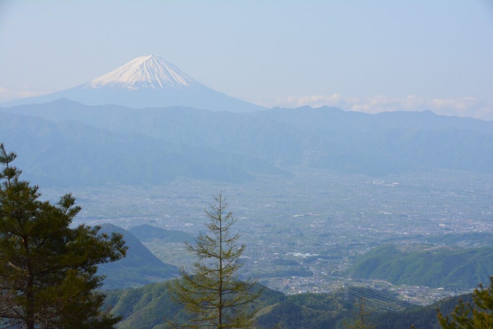 乾徳山の登山道から見た富士山と甲府盆地