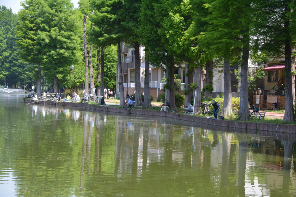 別所沼で釣りをする人々