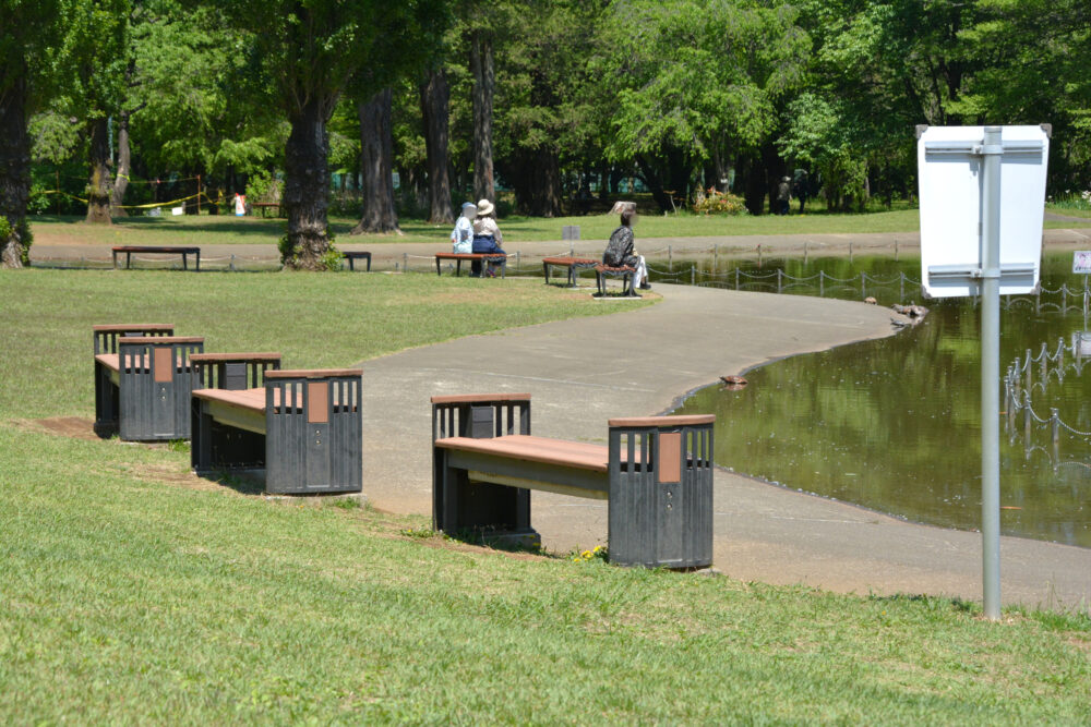 彩の森入間公園の上池のベンチ
