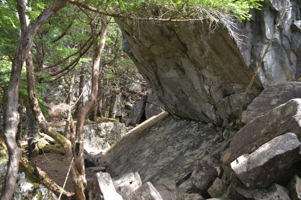 乾徳山の岩々しい登山道