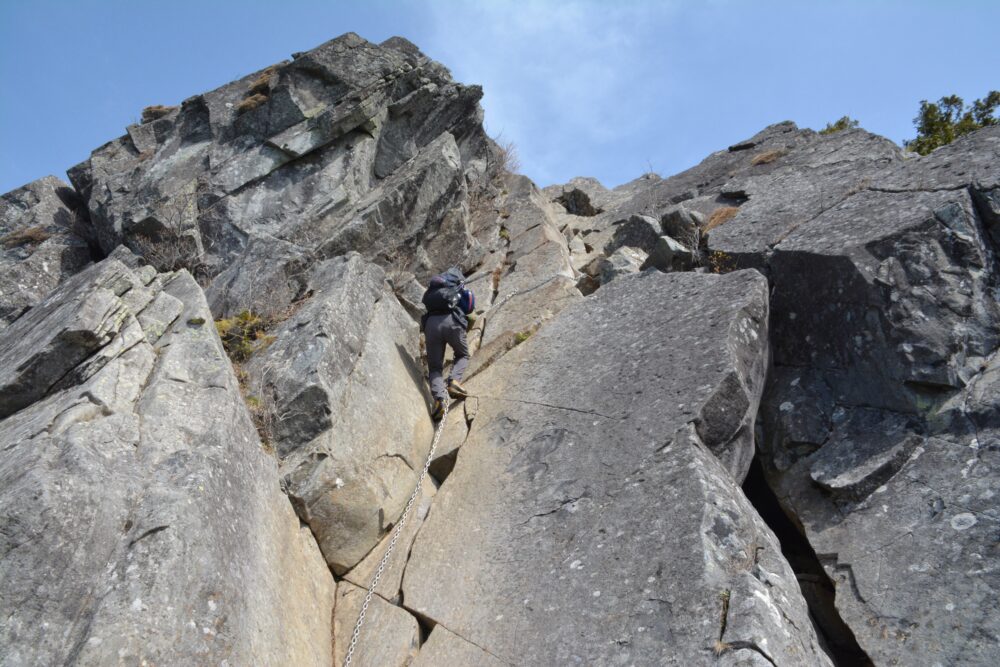 乾徳山の鳳岩を登る登山者