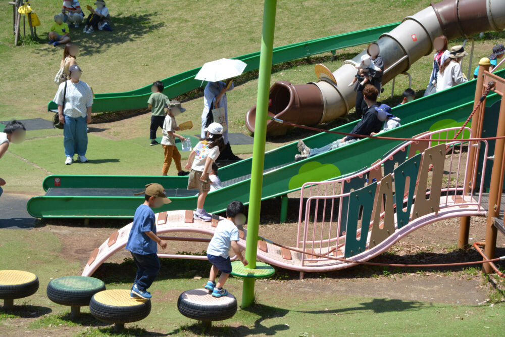 東松山ぼたん園の大型複合遊具で遊ぶ子供たち