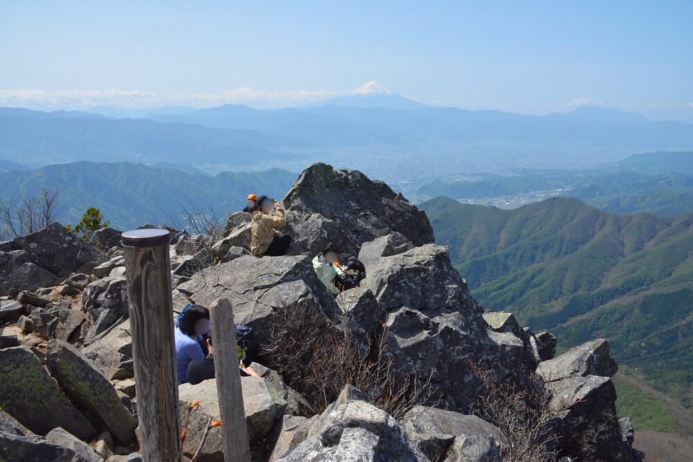 乾徳山の山頂から見る富士山