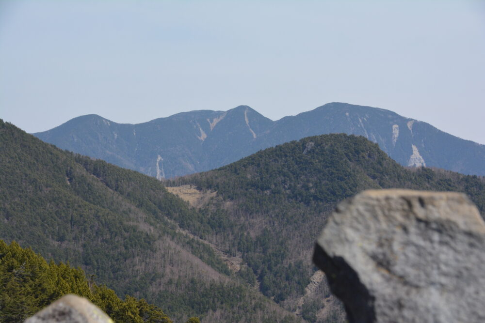 乾徳山の山頂から見る甲武信ヶ岳