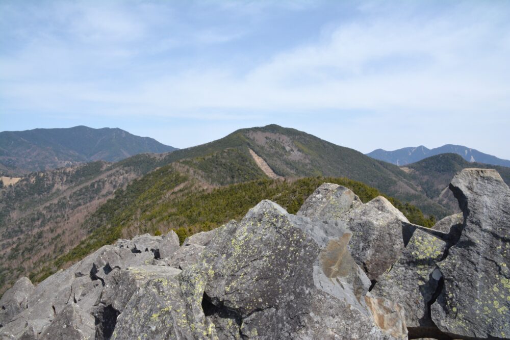 乾徳山の山頂から見る黒金山